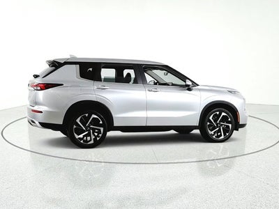 2023 Mitsubishi Outlander SE