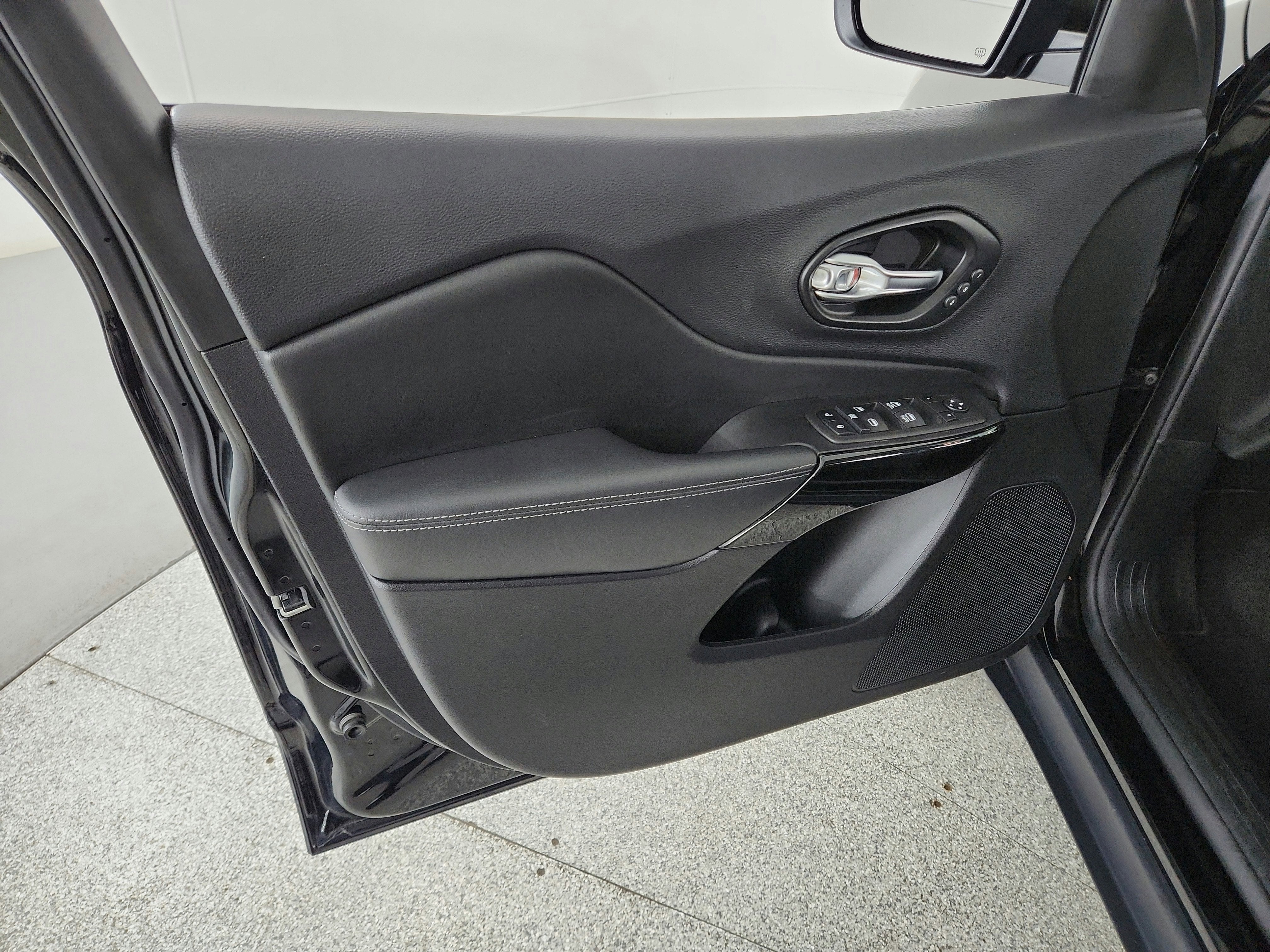 2023 Jeep Cherokee Altitude Lux