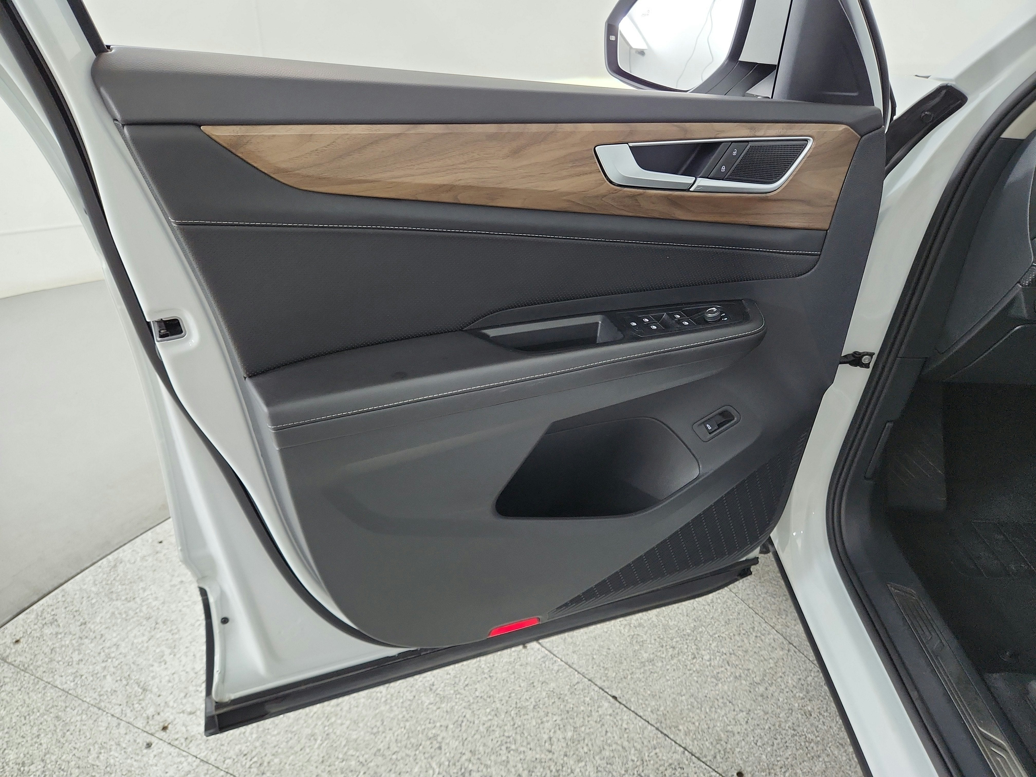 2025 Volkswagen Atlas 2.0T SE w/Technology FWD