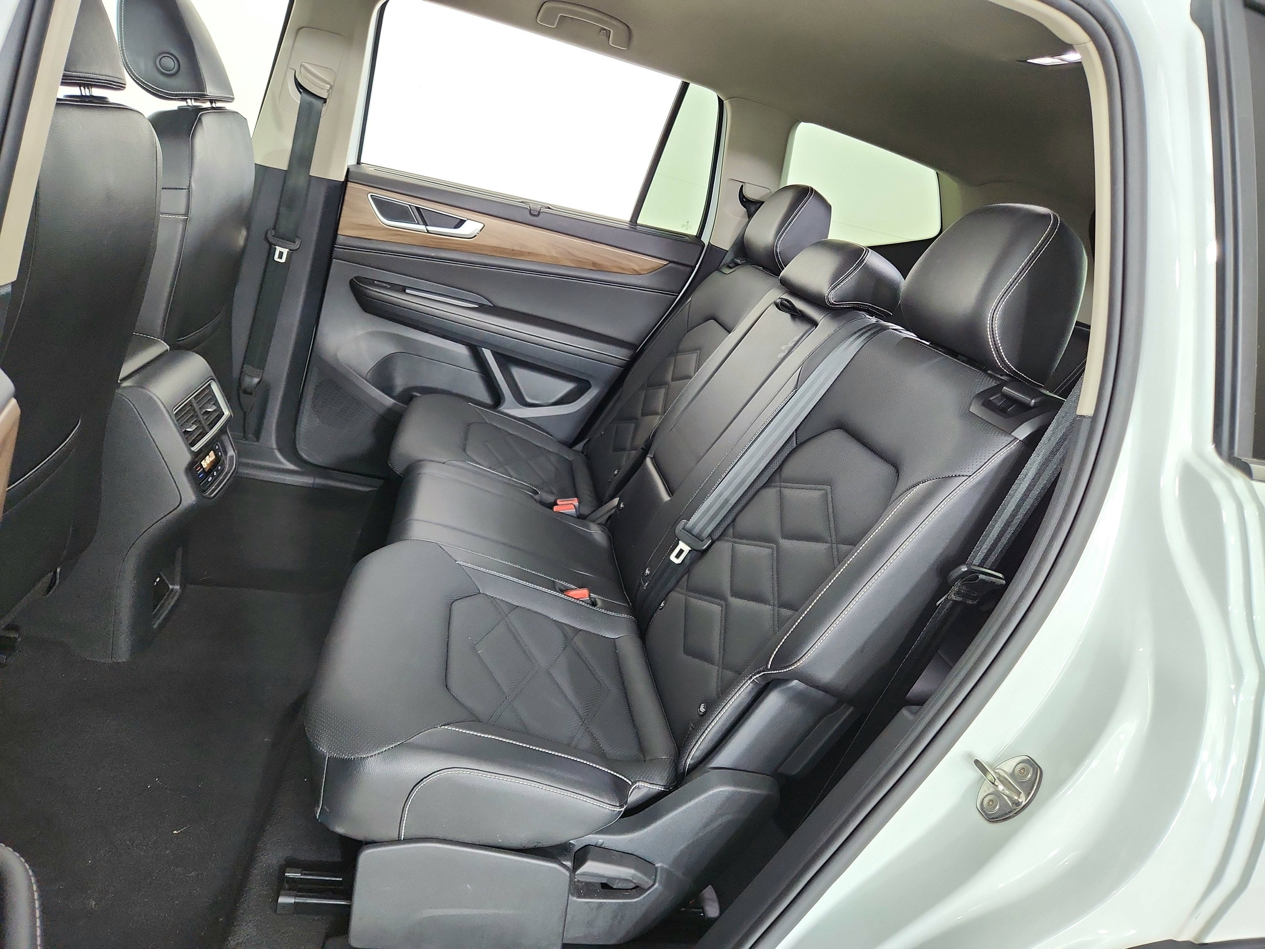 2025 Volkswagen Atlas 2.0T SE w/Technology