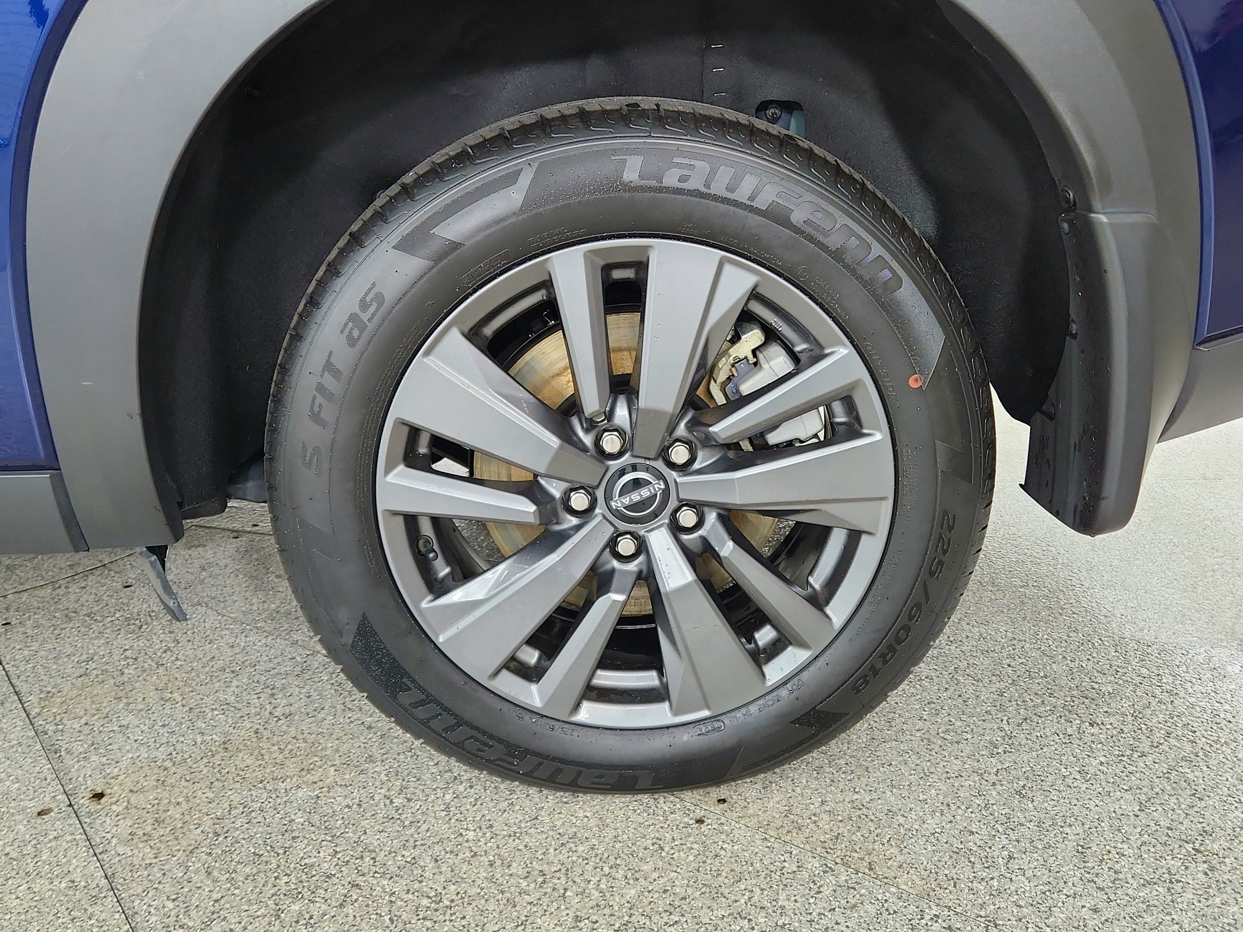 2023 Nissan Pathfinder SV