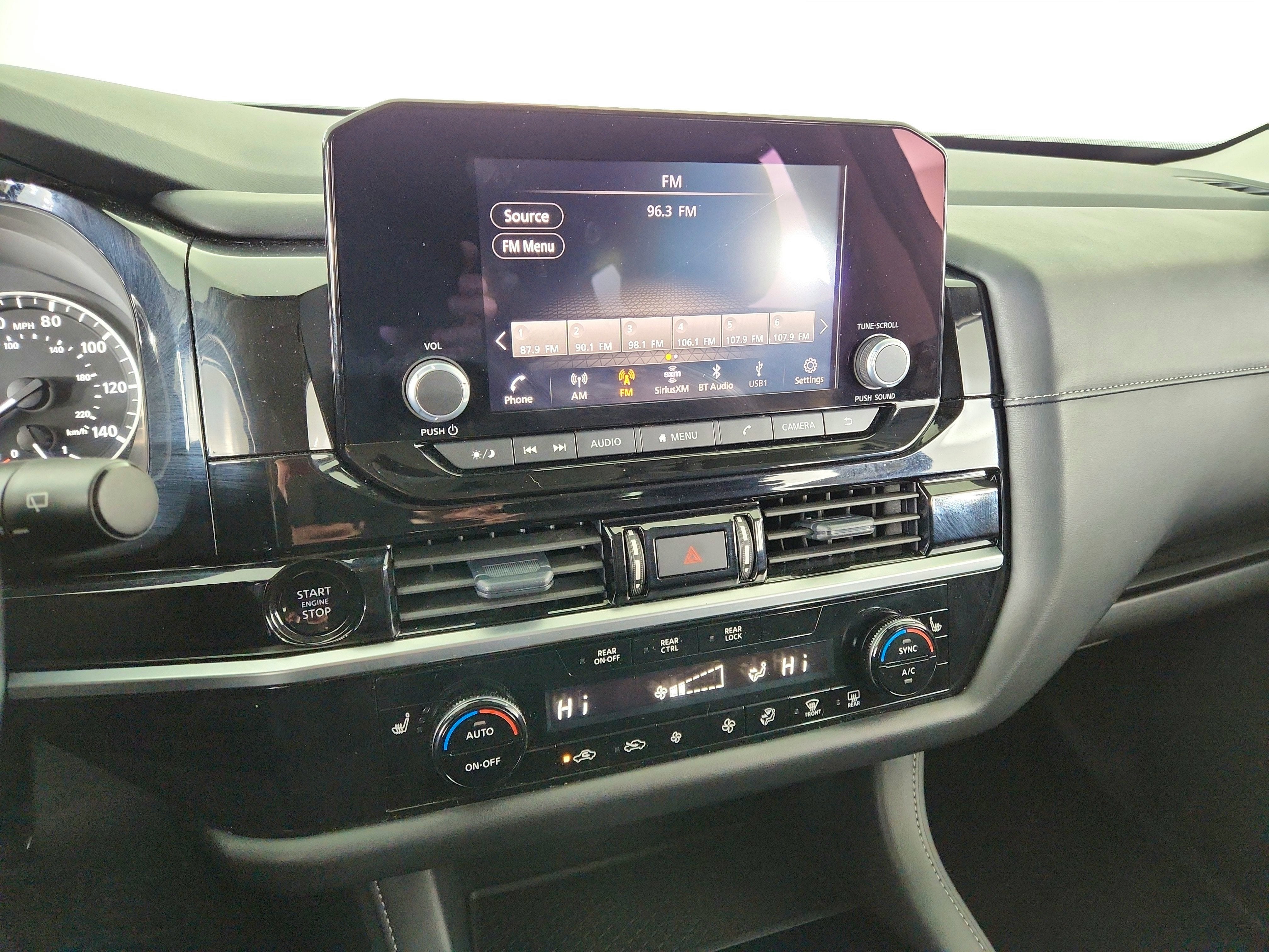 2025 Nissan Pathfinder SV